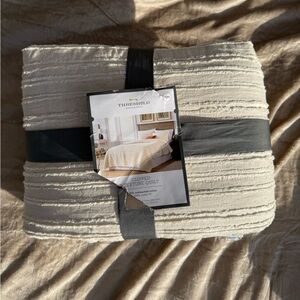 Threshold Clipped Texture Quilt - King